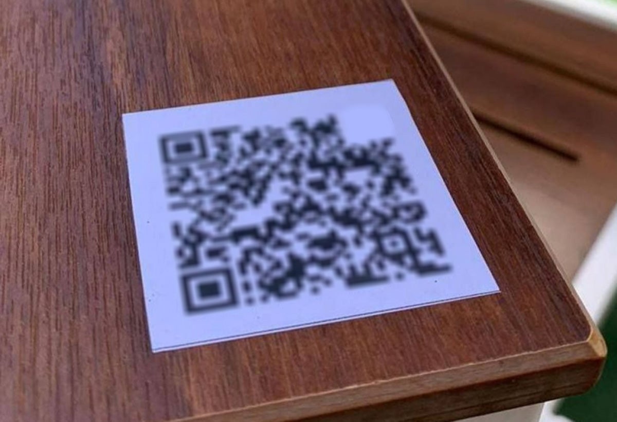 Desde el chupito «cortesía de la casa» hasta el QR de la carta: prácticas habituales, pero no siempre legales en restaurantes