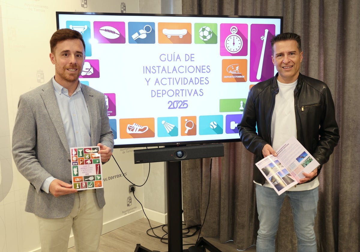 El concejal de Deportes y el alcalde de Torrox, en la presentación de la nueva guía deportiva.