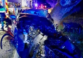 Aparatoso accidente de madrugada en Jimera de Líbar con una persona atrapada en el vehículo