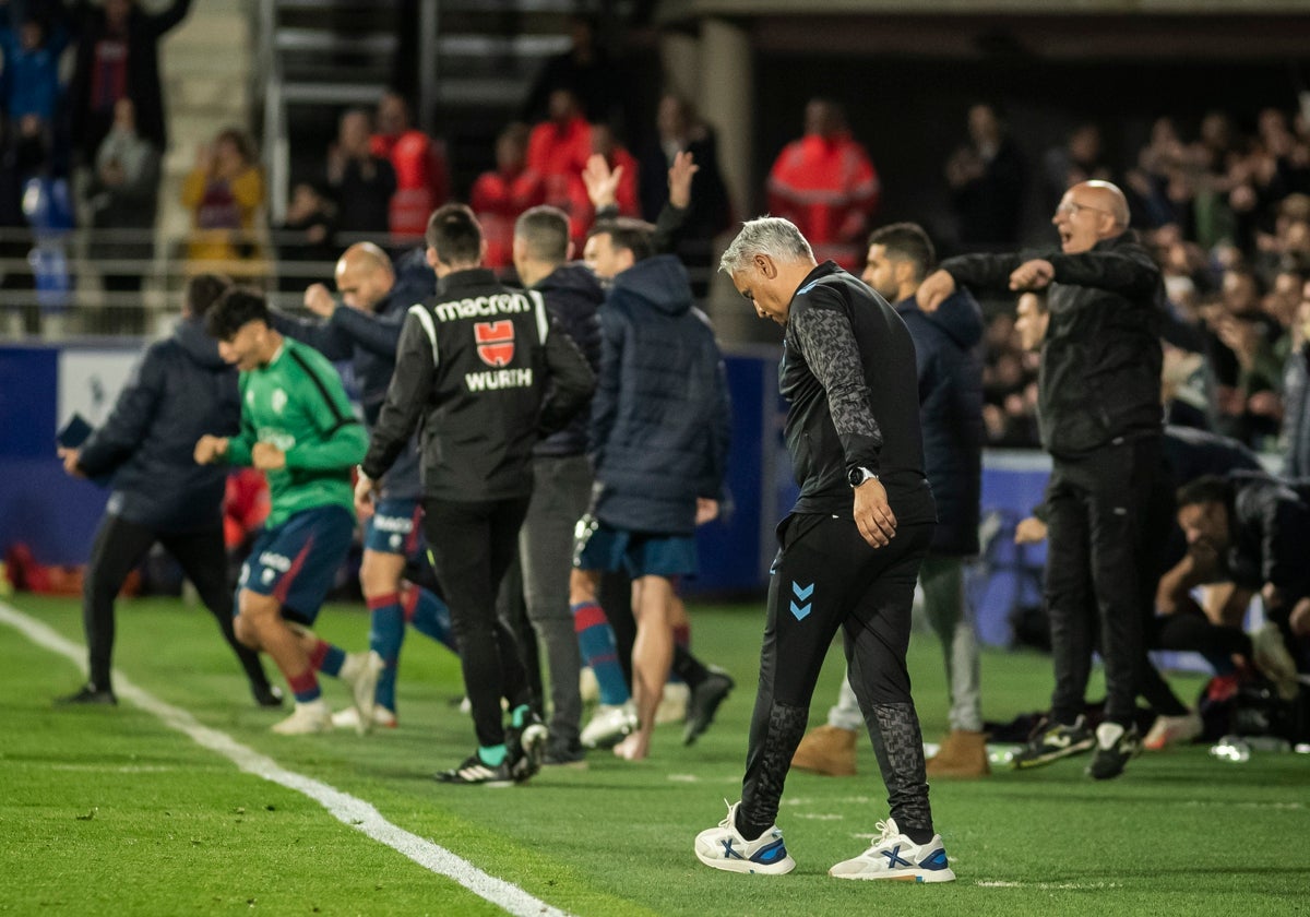 Pellicer, cabizbajo después de que el Málaga encajara el gol de Javi Pérez en el 97.