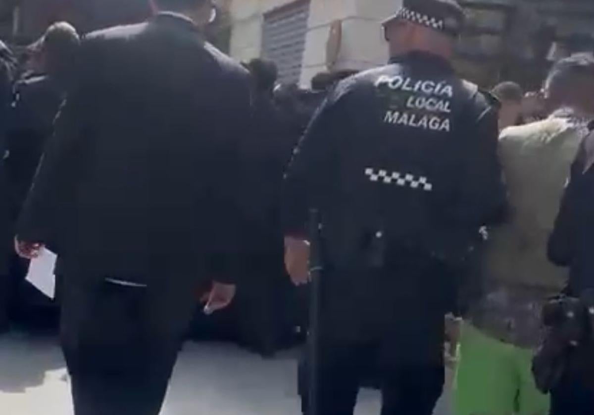 Incidente en la Crucifixión: un hombre detenido tras arrojarle agua al Cristo