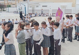 Alumnos del Colegio San Manuel realizan una procesión en las instalaciones del centro.