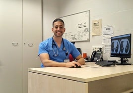 Munir Mohamed, en su consulta en el hospital de Terrasa, donde está de médico residente.