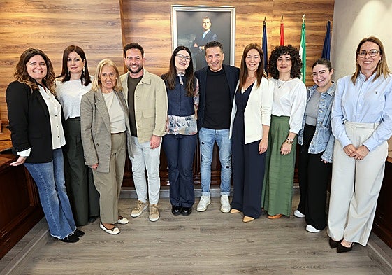 El alcalde y ediles, con las nuevas profesionales de los Servicios Sociales Comunitarios.
