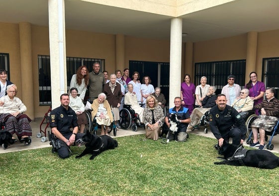 Agentes de la Unidad Canina, en una de sus visitas a centros de mayores.