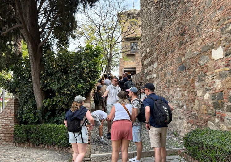 La cola de visitantes para entrar a la Alcazaba este Lunes Santo.