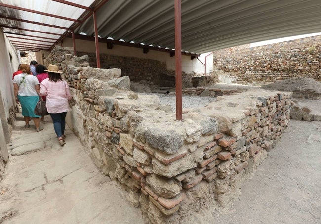 Zona del barrio de viviendas techada para favorecer su conservación y que no está abierta al público.