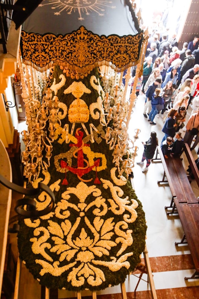 Imagen del manto de la Virgen de las Penas, centrado en el Jubileo de la Esperanza.