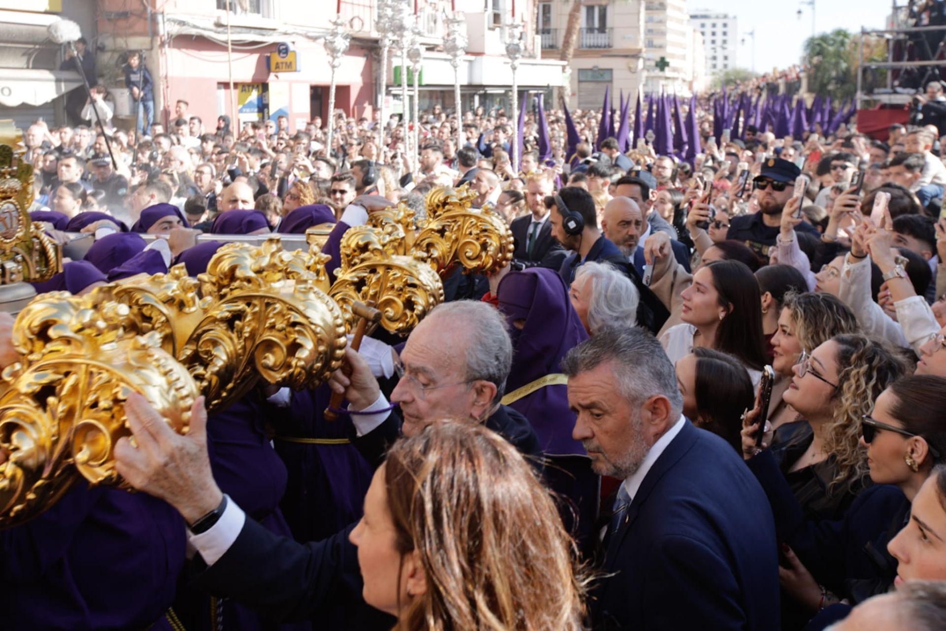 Jesús Nazareno de los Pasos en el Monte Calvario, a su paso por la tribuna oficial.