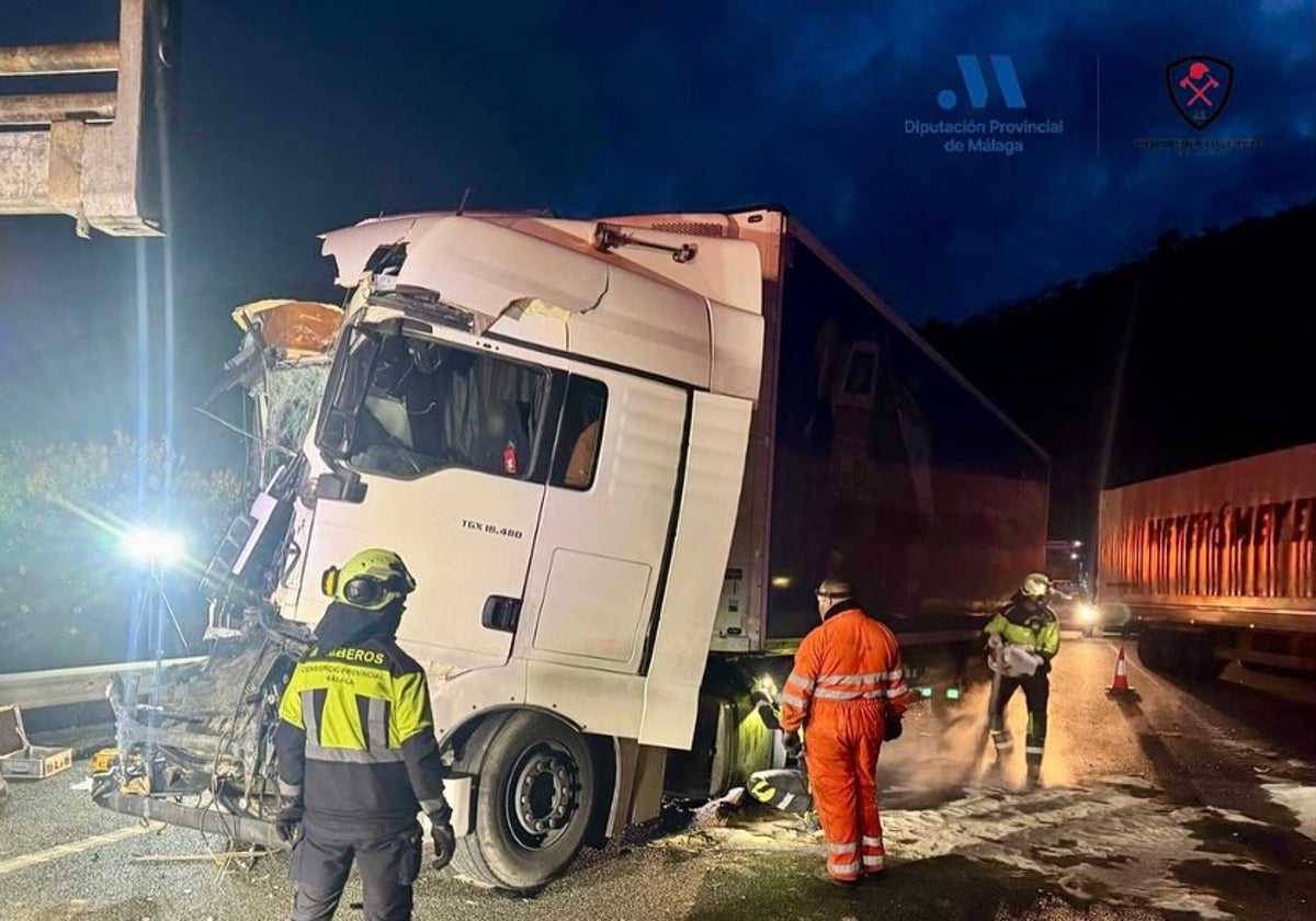 Colisión por alcance entre dos camiones de madrugada en la autopista de peaje en Casabermeja