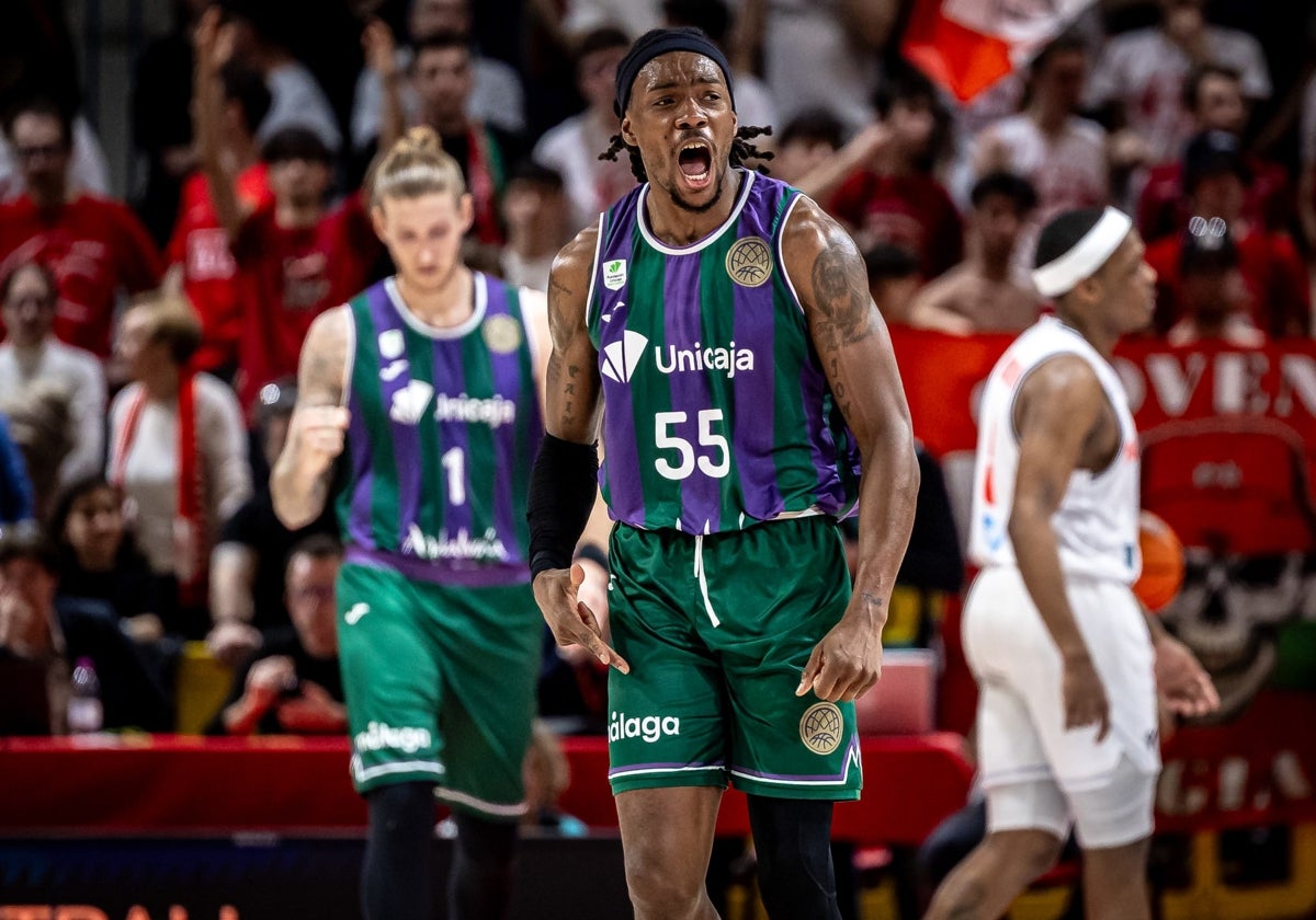 Kendrick Perry celebra uno de los triples que logró al final del partido.