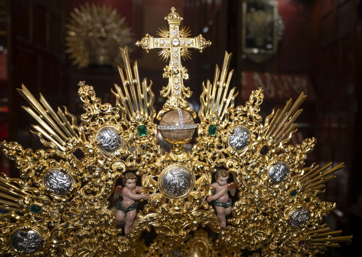 Imagen secundaria 1 - Detalles de la corona donada por Enrique Navarro, hermano mayor perpetuo de la archicofradía. 
