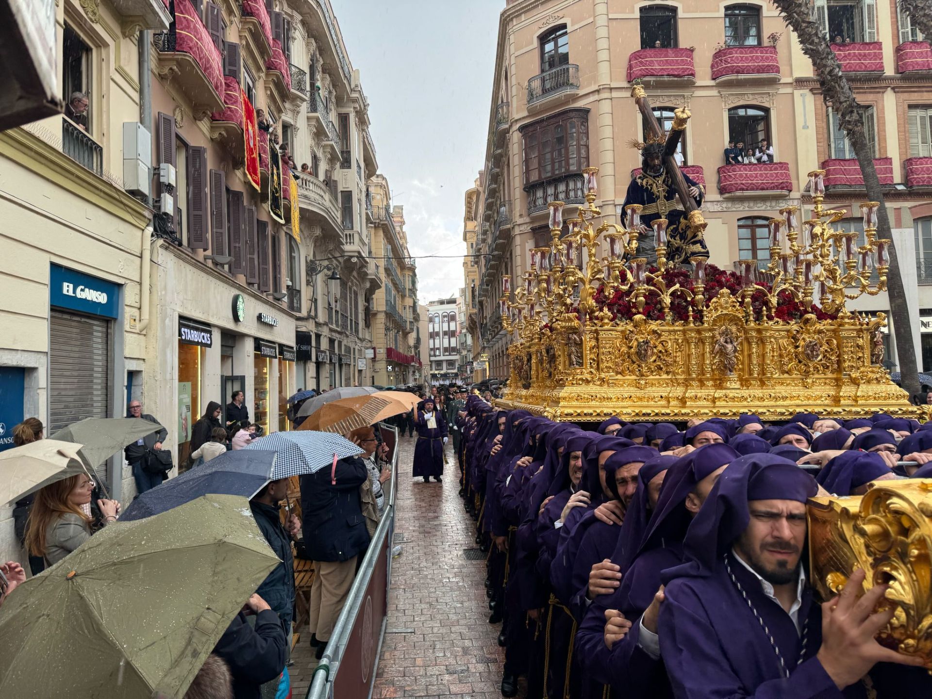 La lluvia sorprende al Jesús Nazareno de los Pasos en el recorrido oficial.