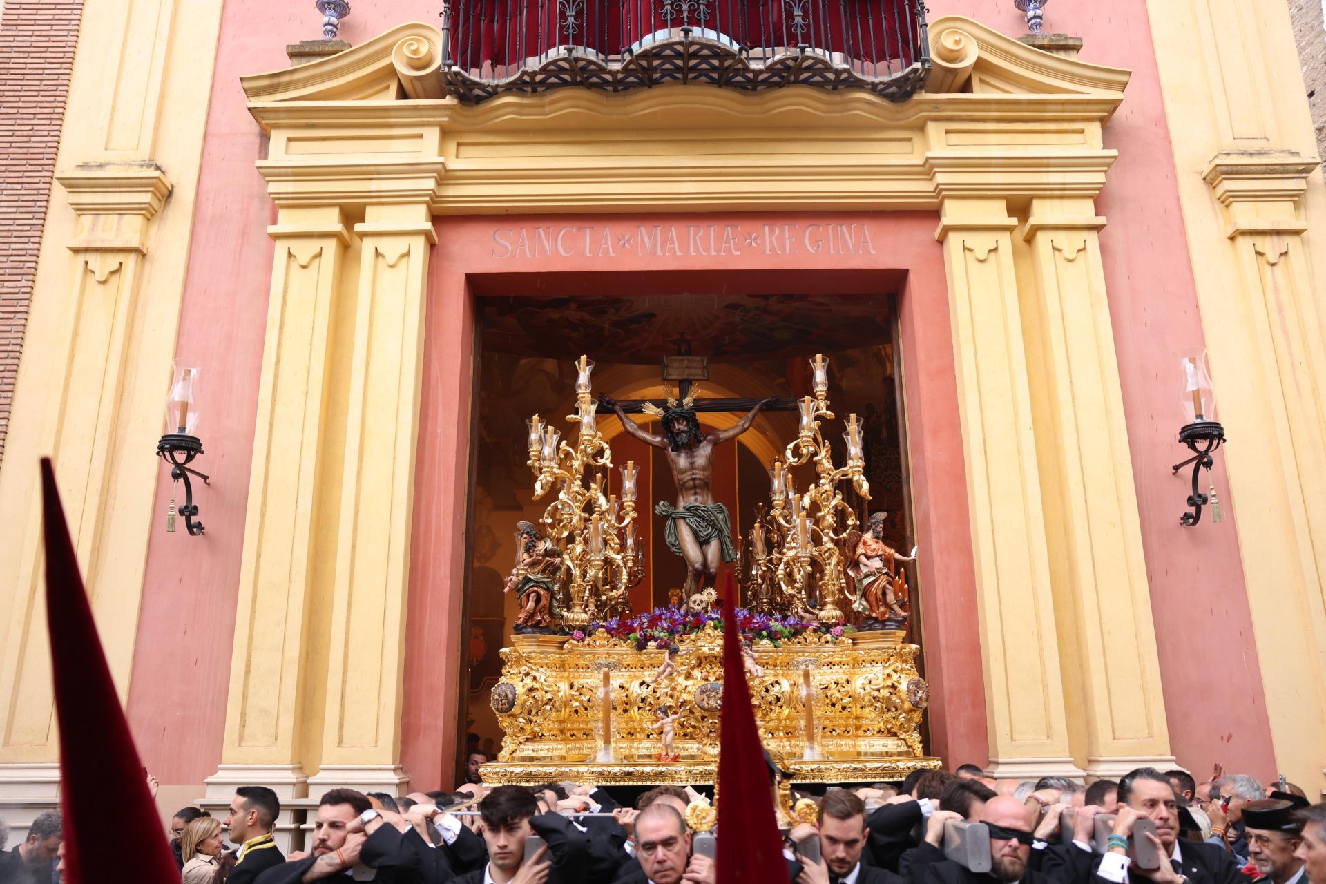 La lluvia sorprende a las Penas en la salida y se ve obligada a volver al Oratorio.