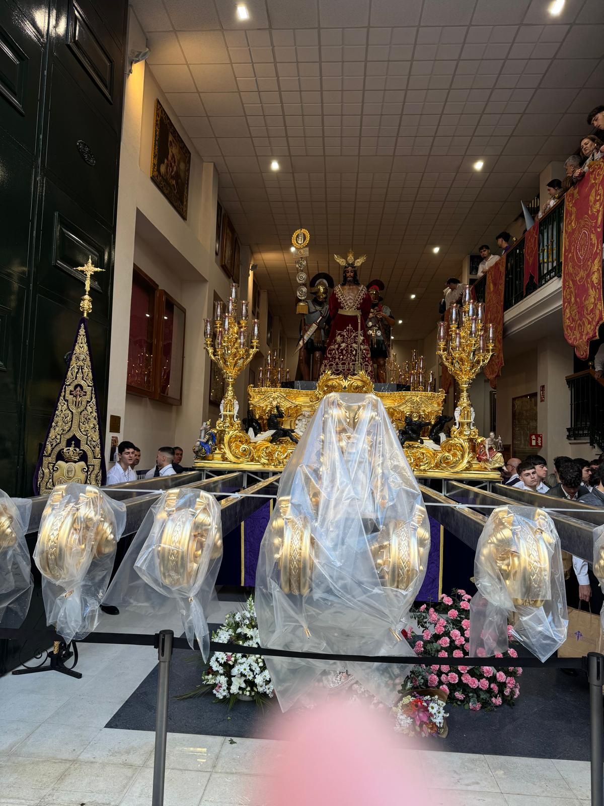 Jesús de la Sentencia, en su casa hermandad, con las cabezas de varal protegidas con plásticos.
