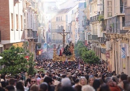 Una marea humana acompaña al Cristo de la Sangre por la calle Carretería.