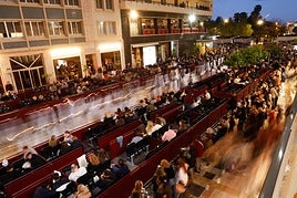 Tribunas de la calle Molina Lario, con huecos, al paso de la segunda cofradía de ayer.
