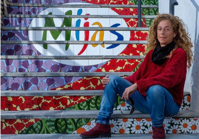 Alicia Guerrero, en las escaleras diseñadas por ella en el Pasaje Cantón de Mijas.