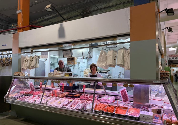 La concejala de Comercio, Elisa Pérez de Siles, en la 'gran plaza' del mercado de Bailén, de 280 metros cuadrados, que da a la fachada principal