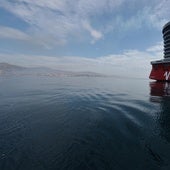 El crucero de Virgin, fondeado en la Bahía de Málaga.