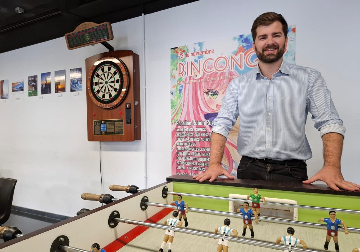 Nacho Cuadra, el concejal más joven de Rincón de la Victoria: «Compaginar los estudios de grado con la política no es fácil»