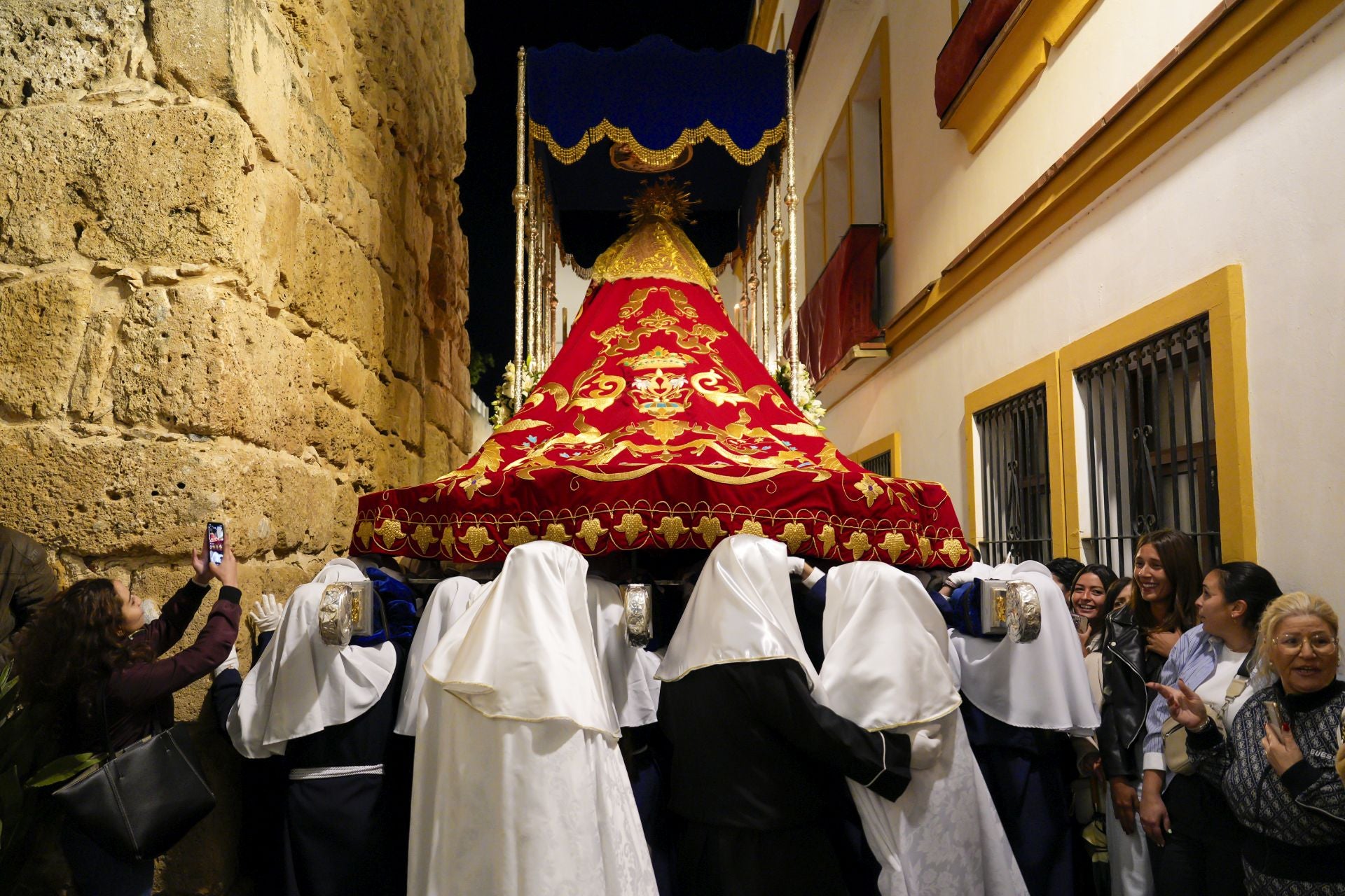 La procesión de la Virgen De La Encarnación, El Nazareno y Santa Marta de Marbella en fotos