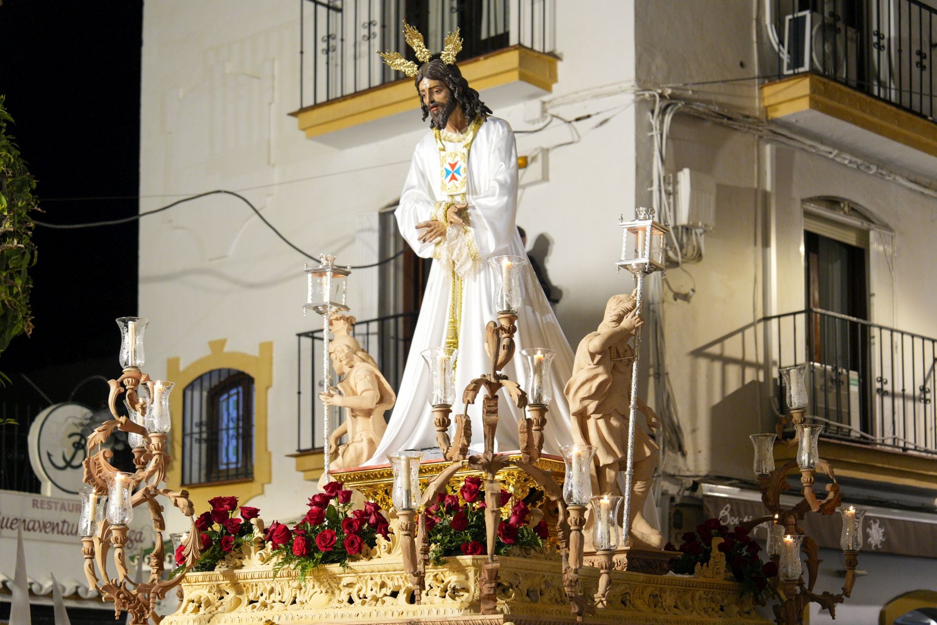 La procesión de la Virgen De La Encarnación, El Nazareno y Santa Marta de Marbella en fotos