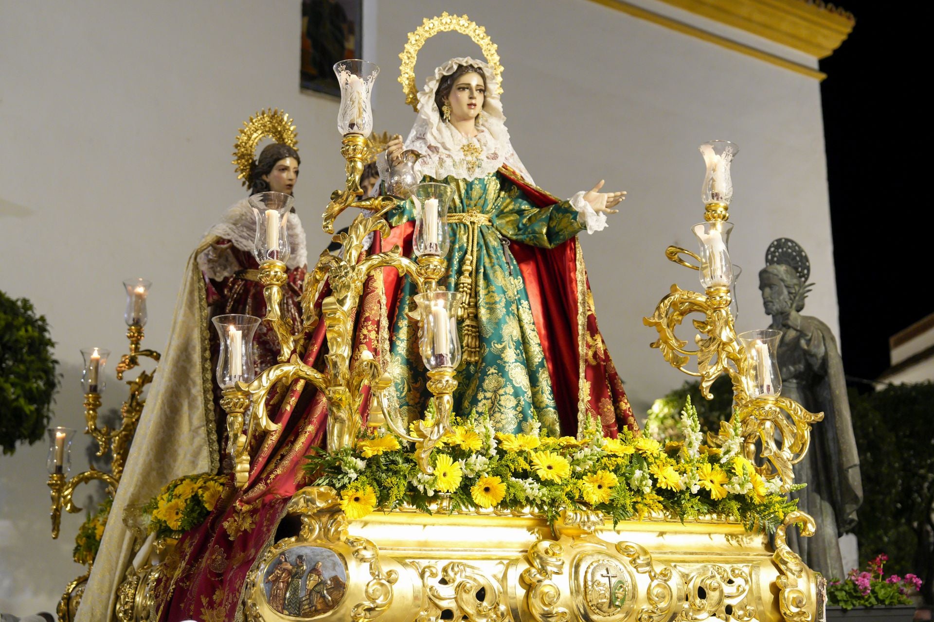 La procesión de la Virgen De La Encarnación, El Nazareno y Santa Marta de Marbella en fotos