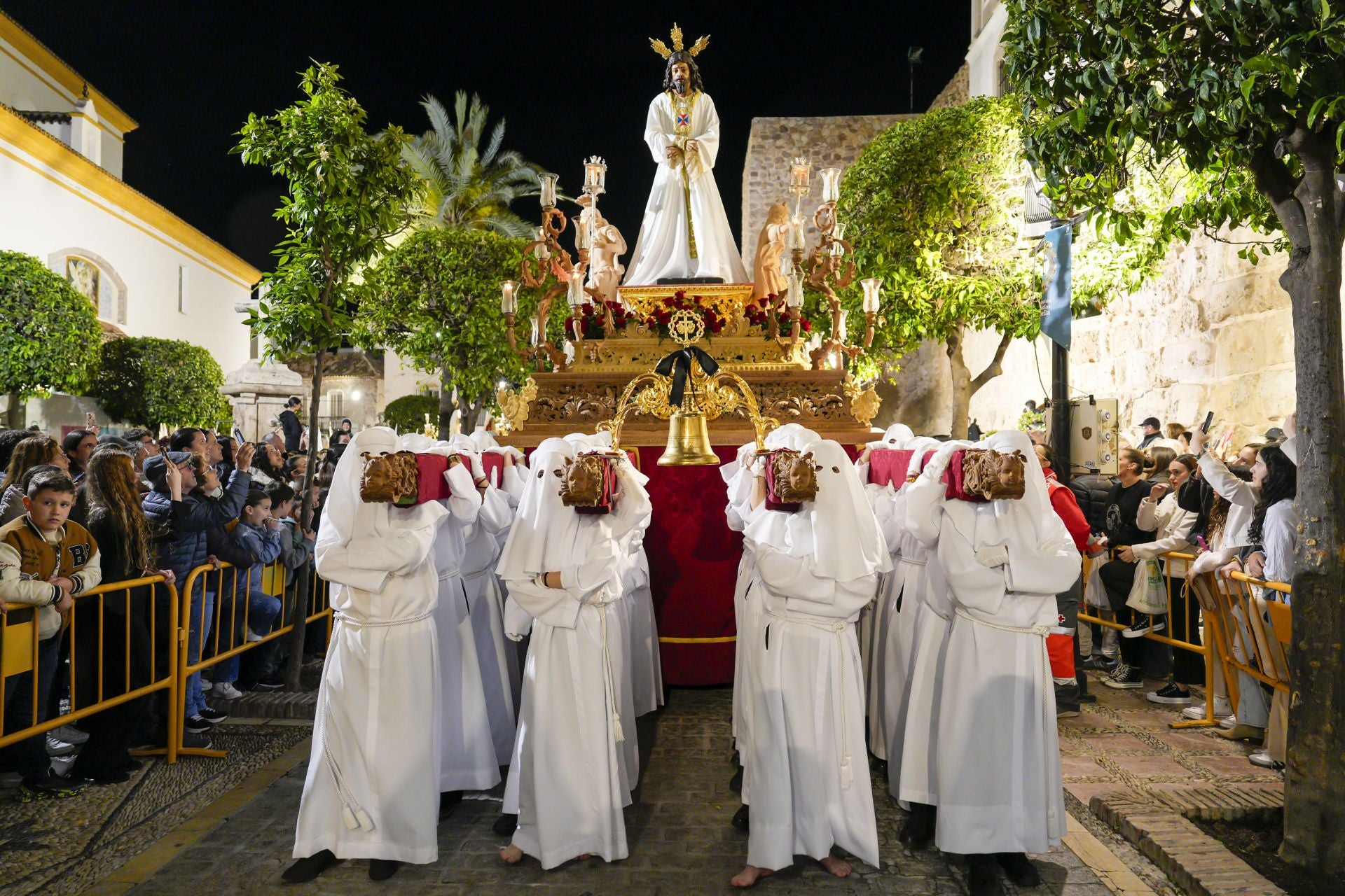 La procesión de la Virgen De La Encarnación, El Nazareno y Santa Marta de Marbella en fotos