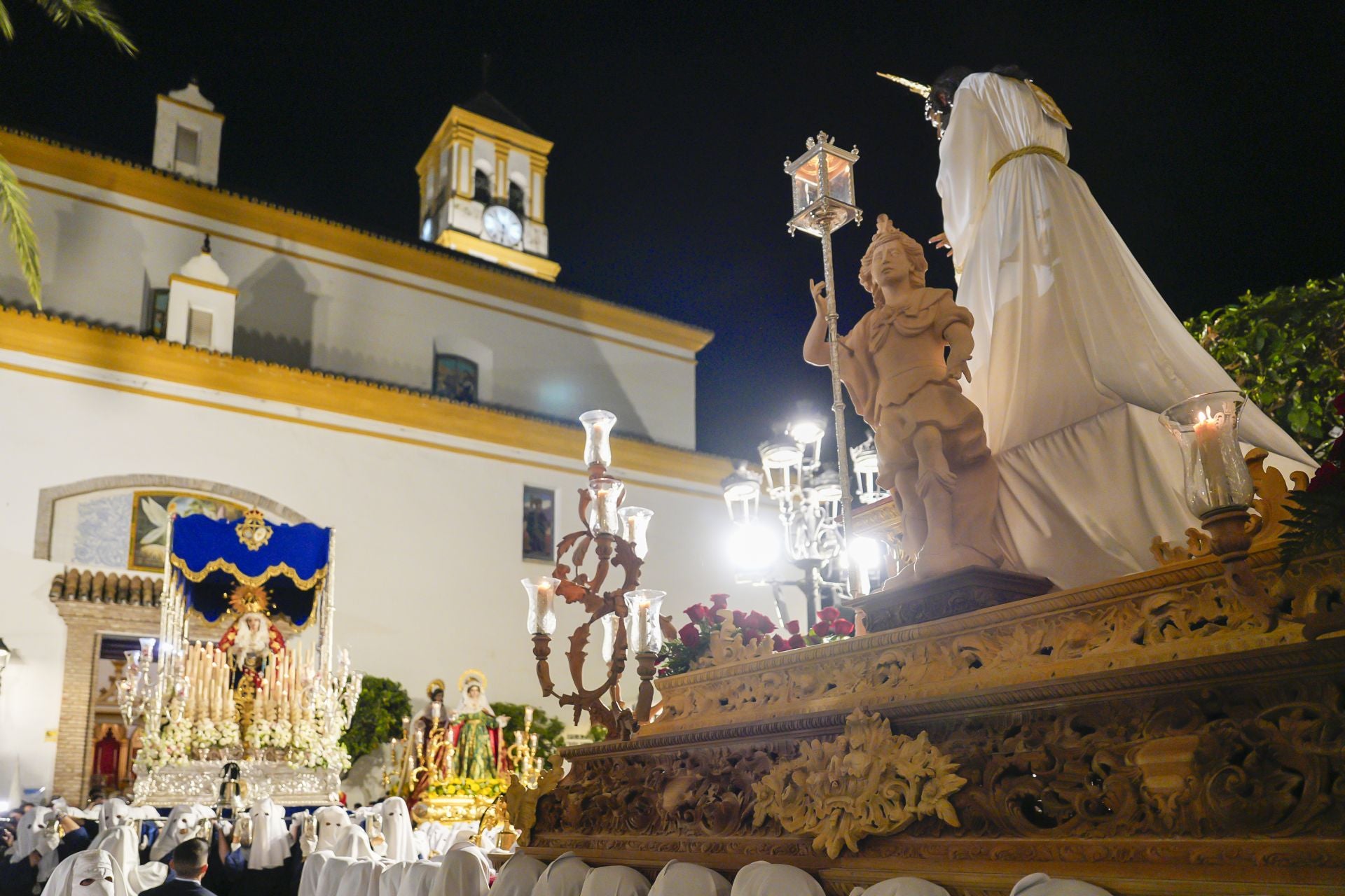 La procesión de la Virgen De La Encarnación, El Nazareno y Santa Marta de Marbella en fotos