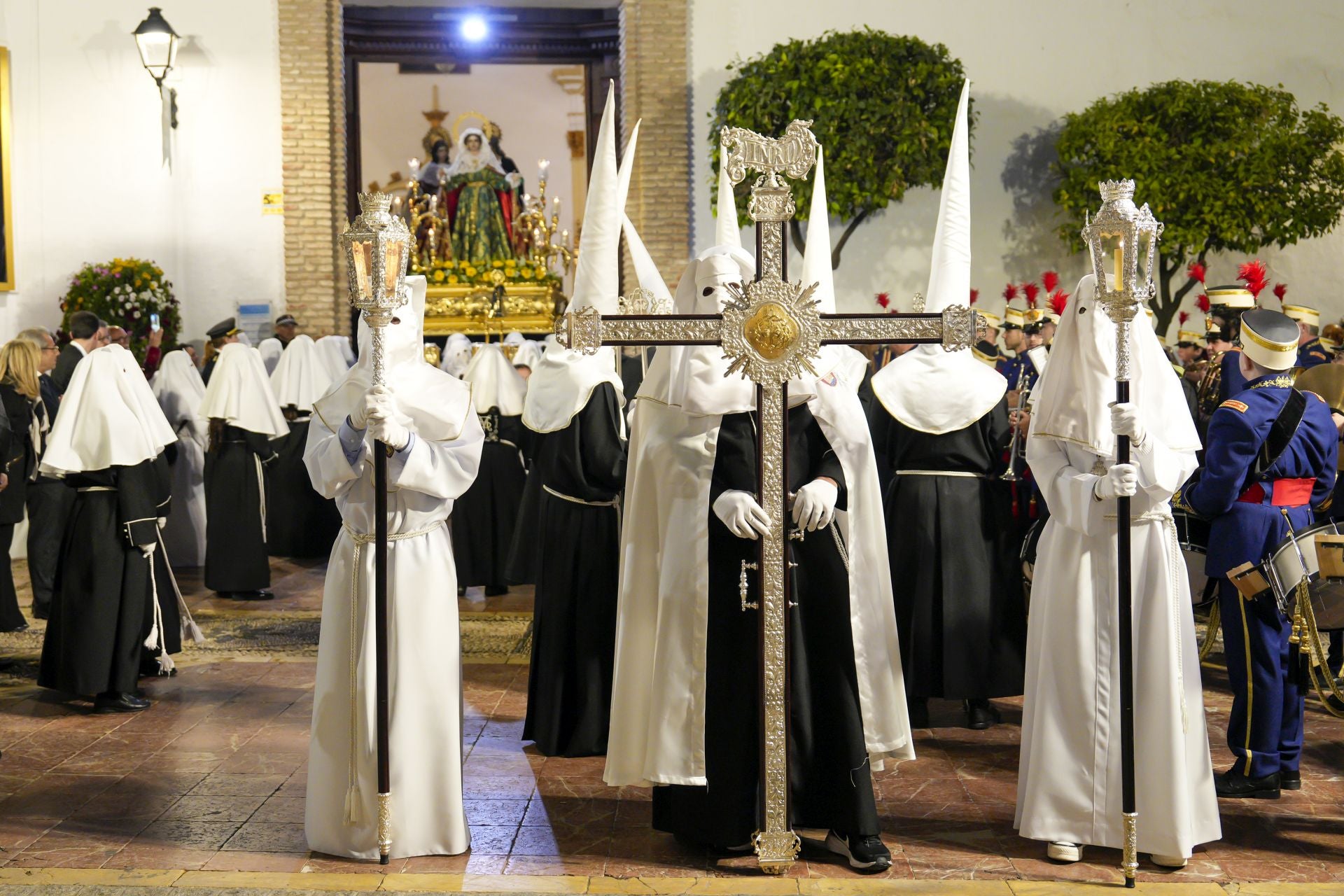 La procesión de la Virgen De La Encarnación, El Nazareno y Santa Marta de Marbella en fotos