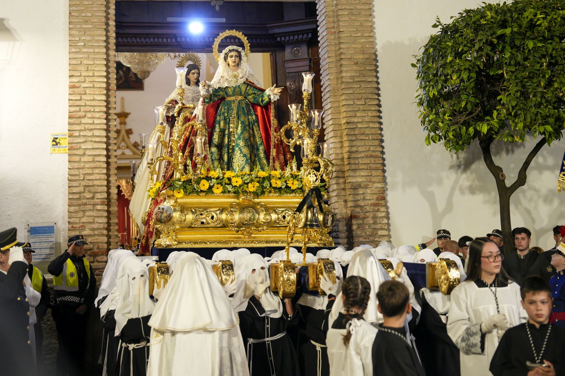 La procesión de la Virgen De La Encarnación, El Nazareno y Santa Marta de Marbella en fotos