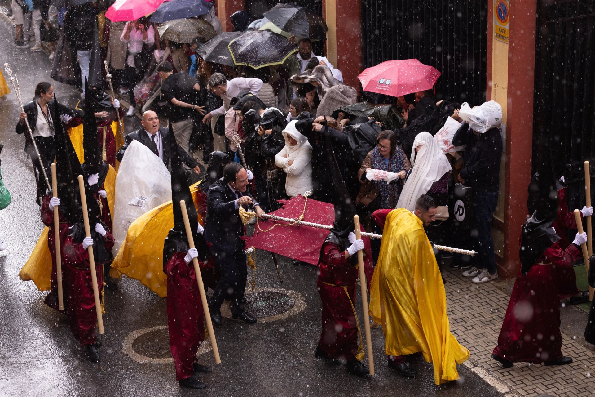 Tristeza entre los hermanos de Rescate bajo la lluvia
