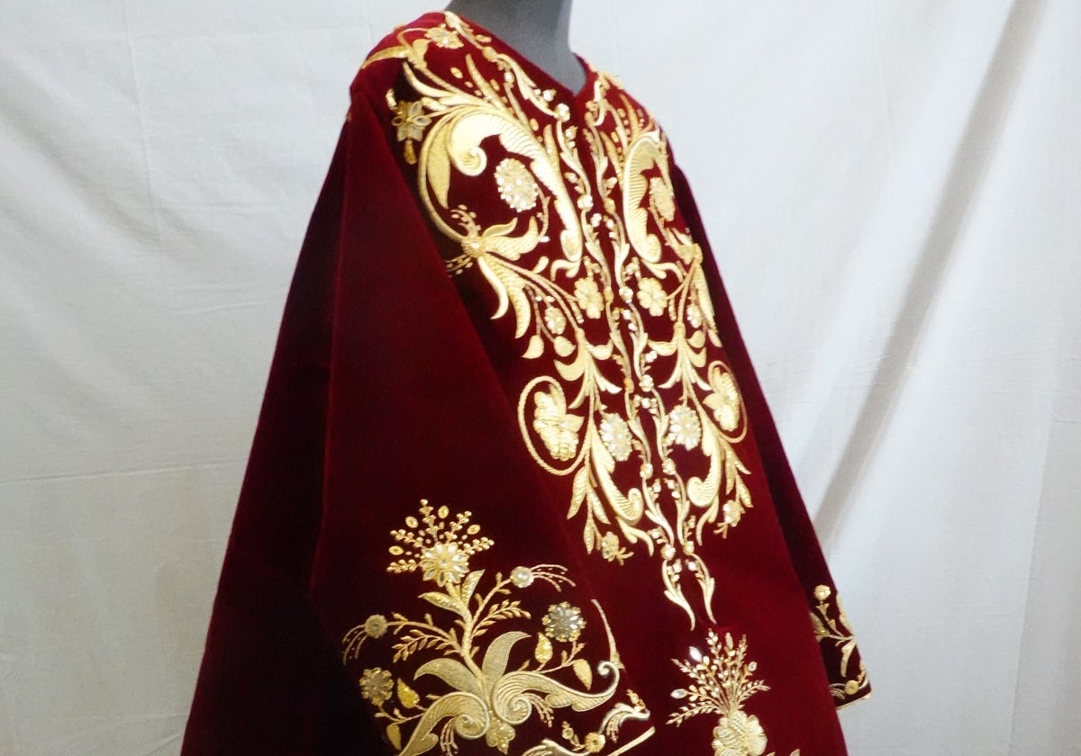 Túnica realizada por el taller de Sebastián Marchante para la Esperanza de Triana.