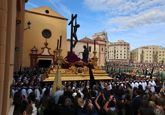 La Congregación de Mena adelantó su hora de salida a las seis y media, al pasar a ser la quinta en el recorrido oficial.