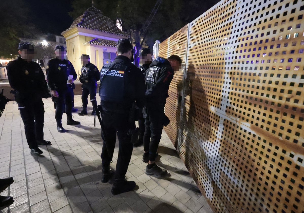 Imagen principal - Una noche de patrulla con los &#039;guardianes&#039; de la Semana Santa en Málaga