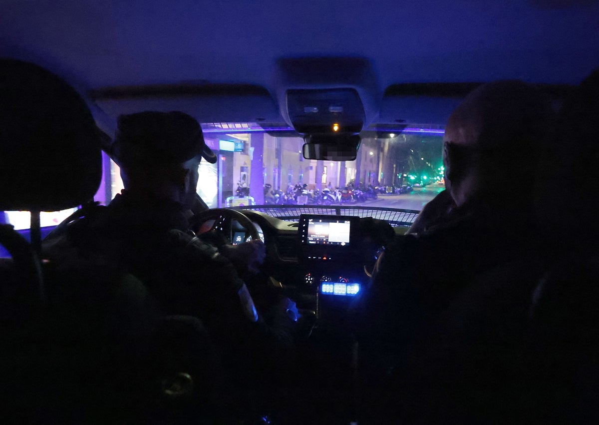 Imagen secundaria 1 - Una noche de patrulla con los &#039;guardianes&#039; de la Semana Santa en Málaga