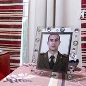 Margarita Toledo apunta a la imagen de su hijo, el cabo Soria, asesinado por Israel en 2015.