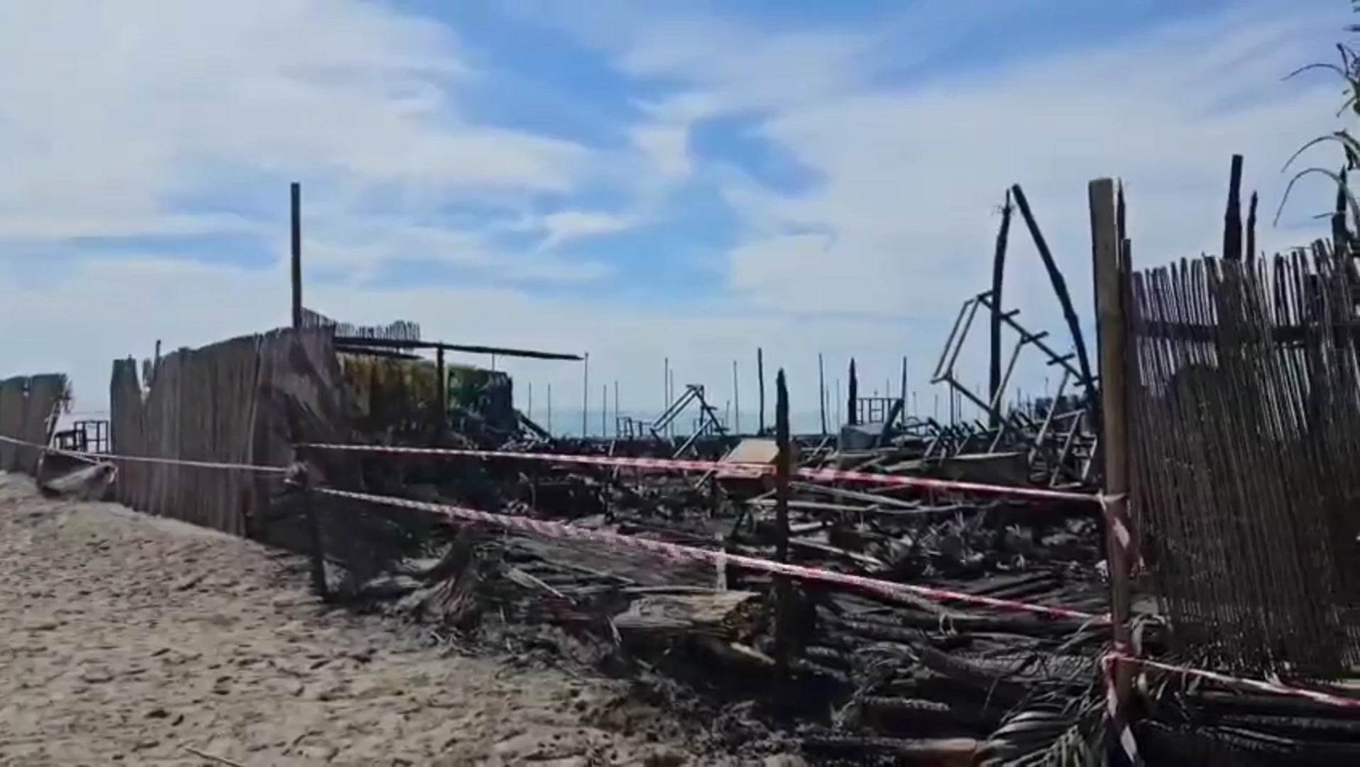 Un incendio calcina el chiringuito 'El Silencio' de Los Álamos: así ha quedado
