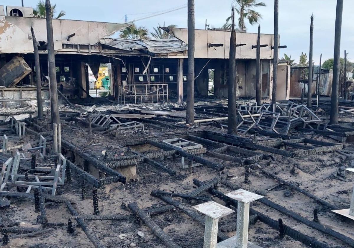 Imagen principal - Un aparatoso incendio calcina por completo el chiringuito &#039;Silencio&#039; de la playa de Los Álamos