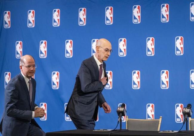 El comisionado de la NBA, Adam Silver, llega junto al secretario general de la Federación Internacional de Baloncesto (FIBA), Andreas Zagklis (I), a la rueda de prensa en la que se anunció la nueva competición