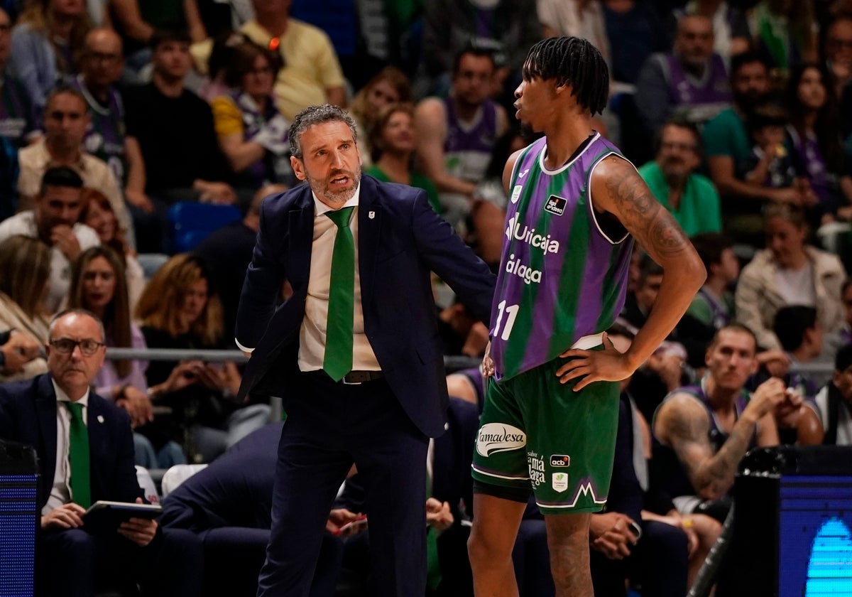 Ibon Navarro, hablando con Carter en el encuentro ante el Surne Bilbao.