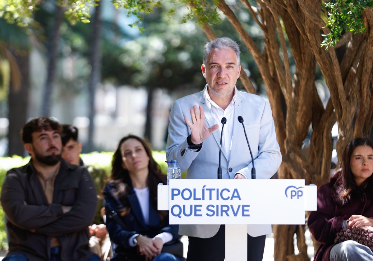 Elías Bendodo anima a los jóvenes a «levantar la voz» frente a «atropellos» como la retirada de las ayudas al transporte