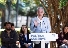 Elías Bendodo anima a los jóvenes a «levantar la voz» frente a «atropellos» como la retirada de las ayudas al transporte