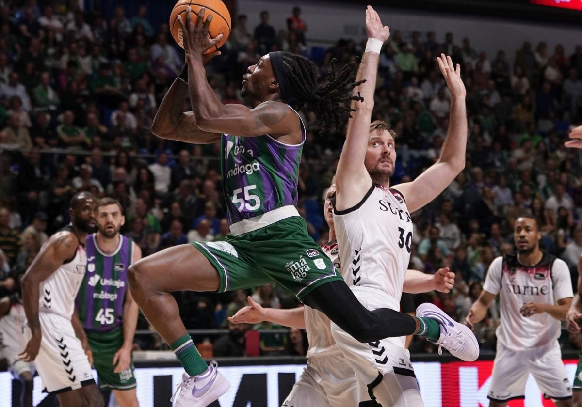 Perry, en una penetración ante Zoran Dragic, presente y pasado del Unicaja.