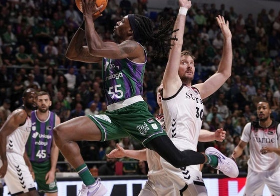Perry, en una penetración ante Zoran Dragic, presente y pasado del Unicaja.