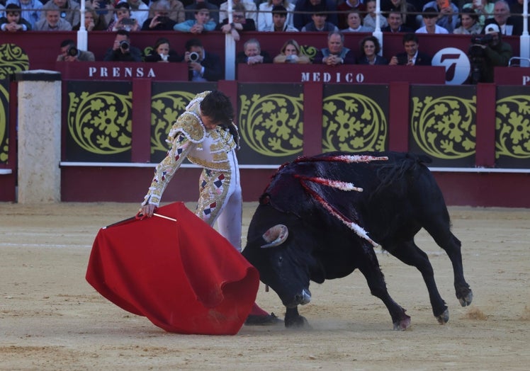 Derechazo de Roca Rey al toro al que le cortó las dos orejas.