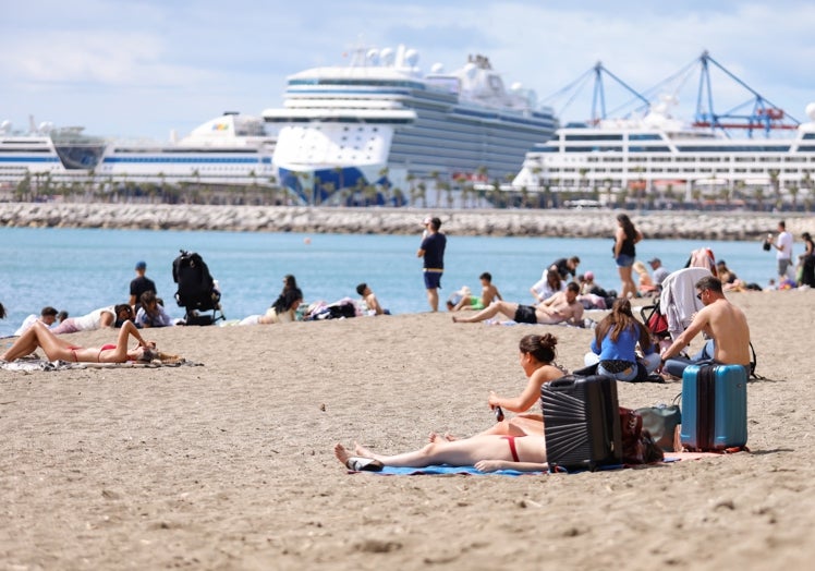 El buen tiempo ha empujado a turistas y a autóctonos a ir a la playa.