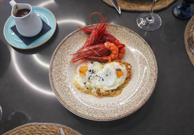 Huevos de corral, patatas confitadas y carabineros