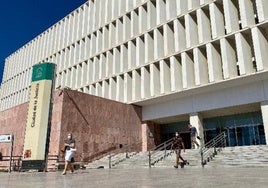 Juzgan a un acusado de dar puñetazos y patadas durante horas a su pareja a la que encerró en casa en Mijas
